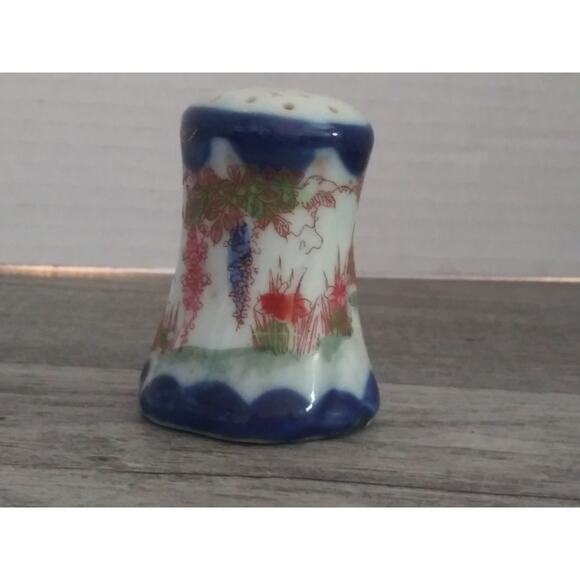 Geisha Girls in Garden Salt Shaker 2 3/8" - Picture 4 of 5